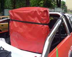 Ochranný obal na reproboxy umístěné na Mitsubishi L200